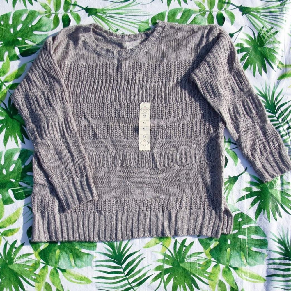 grey knitted sweater